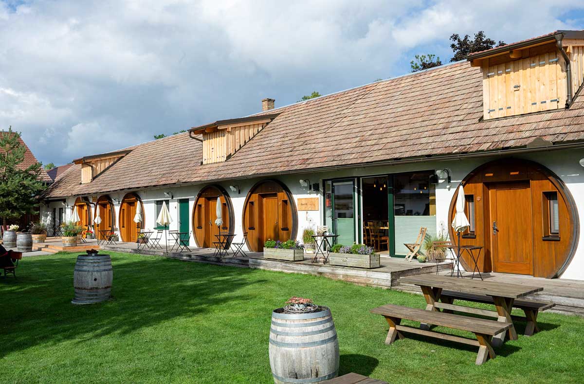 Urlaub mit Freunden im Weinfass mit Wellness Grub an der March Urlaub mit Freunden im Weinfass mit Wellness Grub an der March