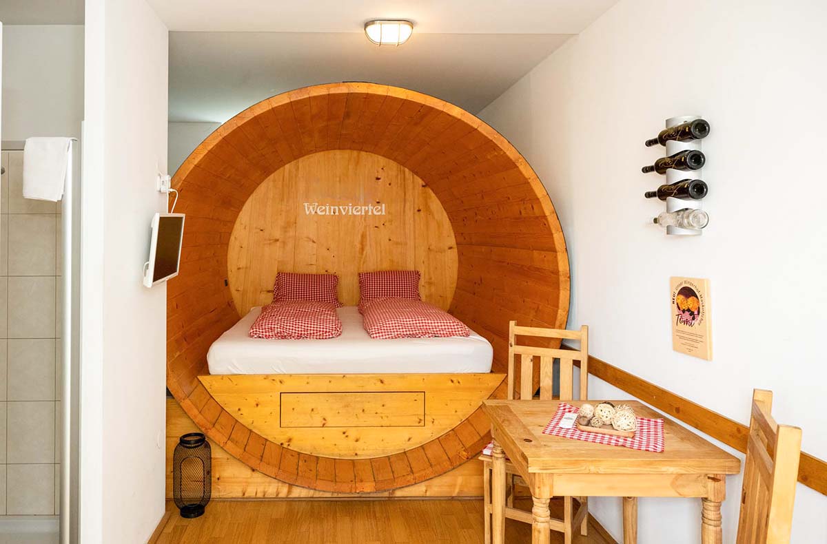 Urlaub mit Freunden im Weinfass mit Wellness Grub an der March Urlaub mit Freunden im Weinfass mit Wellness Grub an der March