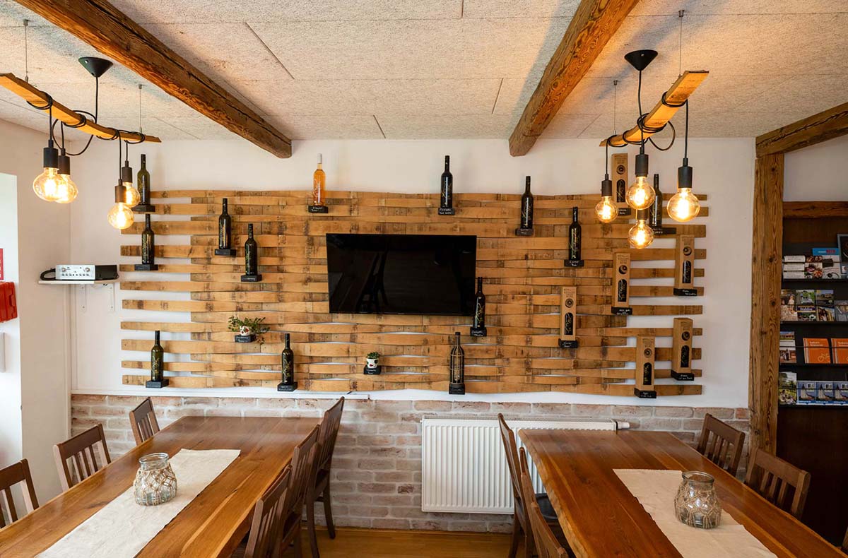 Urlaub mit Freunden im Weinfass mit Wellness Grub an der March Urlaub mit Freunden im Weinfass mit Wellness Grub an der March